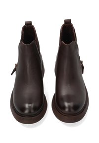 Hnědé kožené kotníkové boty s hladkým povrchem, zaoblenou špičkou a bočním zipem. Obsahují poutko na patě a odolnou hnědou podrážku.