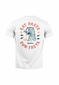 Weißes Baumwoll-T-Shirt mit einem Leoparden-Grafik, der eine Nudel hält, umgeben von den Texten "EAT PASTA" und "RUN FASTA" in Rot und Türkis.