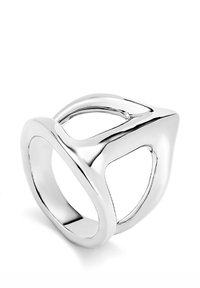 Anillo de plata con un diseño geométrico con formas recortadas, textura suave y banda ancha, que refleja la luz con un acabado pulido.