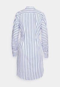 Randig skjortklänning med blå och vita vertikala ränder, långa ärmar med elastiska manchettyger, knäppning vid kragen och en avslappnad passform.