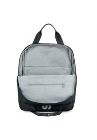 Mochila de tela negra con interior gris, doble asa, múltiples compartimentos, bolsillo con cremallera y detalle del logo en la parte frontal.