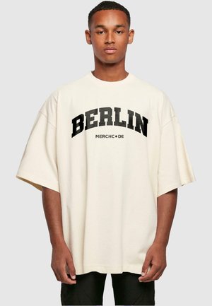 BERLIN WORDING HUGE  - Print T-shirt - whitesand