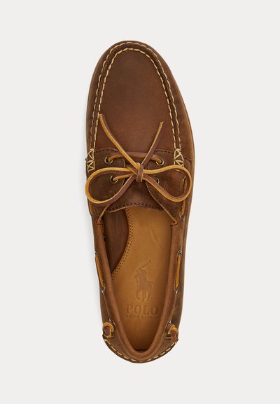 Bruine leren mocassinschoen met gestikte details en gestrikte veters, met een Polo Ralph Lauren-logo op de binnenzool.