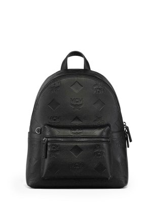 Czarny skórzany plecak z tłoczonym wzorem logo MCM, przednią kieszenią na zamek, górnym uchwytem i głównym zamkiem błyskawicznym.
