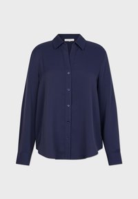 Maglietta a maniche lunghe blu navy con colletto a punta, bottoni frontali e una texture liscia. Presenta una vestibilità rilassata e un'orlo curvo.
