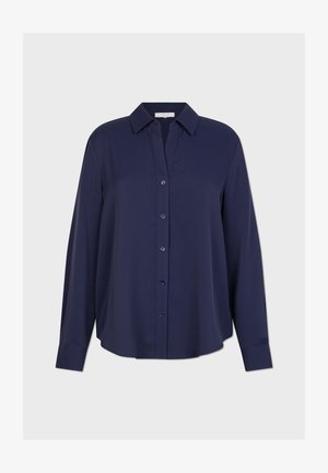 Camisa de manga larga azul marino con cuello apuntado, botones en la parte frontal y una textura suave. Presenta un corte relajado y un dobladillo curvado.