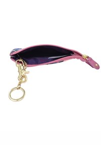 Rosa Reißverschlusstasche mit einem goldenen Clip und Schlüsselring, ausgestattet mit einem lila Innenraum und floralem Muster auf der Außenseite. Geöffnete Ansicht angezeigt.