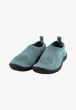 Aqua-farbene, atmungsaktive Strick-Schlupfschuhe mit strukturiertem Muster, schwarzen Gummisohlen mit Rutschpunkten und Ziehschlaufen für einfaches Anziehen.