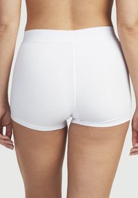 Witte katoenen shorts met een gladde textuur, een middelhoge tailleband en een aansluitend ontwerp. Naaddetails zijn zichtbaar langs de achterkant en de benen.