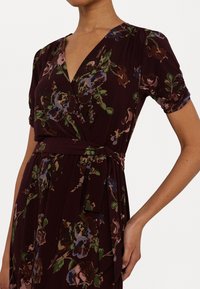 Lauren Ralph Lauren FLORAL JERSEY SURPLICE PUFF SLEEVE DRESS - Jerseyklänning - burgundy multi
