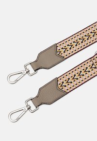 Cintura intrecciata con un motivo a zigzag in crema, giallo e nero. Presenta due estremità in pelle grigia e clip metalliche argentate per il fissaggio.