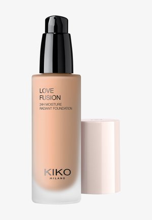 Fond de teint illuminant hydratant 24H Love Fusion de KIKO Milano dans un flacon givré avec pompe noire et bouchon beige clair.