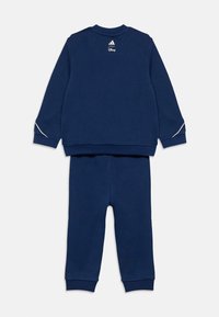 Σετ φόρμας ναυτικό μπλε από βαμβακερό μείγμα, με στρογγυλή λαιμόκοψη, μακριά μανίκια και ελαστικές μανσέτες τόσο στο πάνω μέρος όσο και στο παντελόνι.