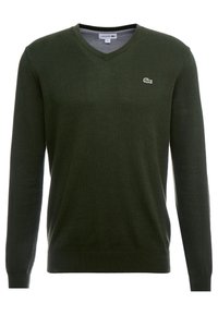 Tmavě zelený svetr s výstřihem do V a dlouhými rukávy, vyrobený z měkké tkaniny. Na levé části hrudi se nachází malé logo Lacoste. Klasický ribbed lem.