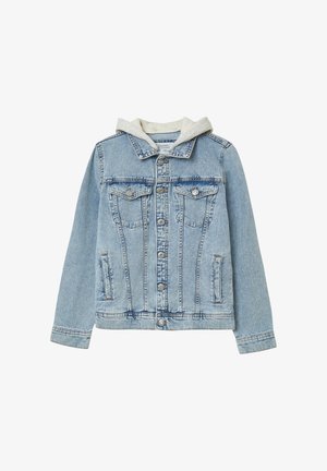 Veste en jean bleu clair avec fermetures à boutons, deux poches à rabat sur la poitrine, poches latérales, et un sweat à capuche blanc attaché à l'intérieur du col.