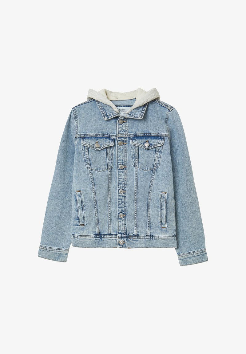Giacca in denim azzurro chiaro con chiusure a bottone, due tasche con patta sul petto, tasche laterali e una felpa con cappuccio bianca attaccata all'interno del colletto.