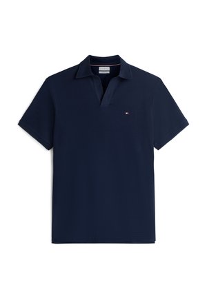 Donkerblauw poloshirt met korte mouwen, geribbelde kraag, open V-hals en een klein rood-wit-blauw vlaglogo op de linkerborst.