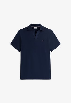 Donkerblauw poloshirt met korte mouwen, geribbelde kraag, open V-hals en een klein rood-wit-blauw vlaglogo op de linkerborst.