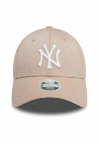 Gorra de béisbol rosa claro con un logo NY bordado en blanco, correa ajustable y una textura brillante. Presenta un visor curvado y ojales ventilados.