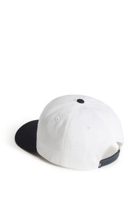 Gorra de béisbol con un cuerpo de tela blanca, visera negra y correa ajustable en la parte posterior que presenta pequeñas ventilaciones y un logotipo decorativo.