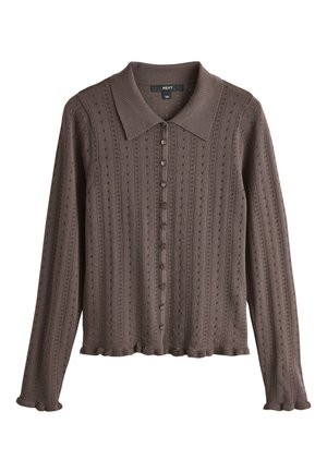 Bruine gebreide cardigan met lange mouwen, kleine knoopjes aan de voorkant, een brede kraag en delicate verticale ajourpatronen.