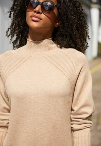 Next NECK MIDI - Strickkleid - camel brown