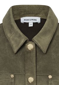 Olivgrünes Wildlederjackett mit klassischem Kragen, goldfarbigen Knöpfen und tonal passender Steppung. Das Markenetikett trägt die Aufschrift "MORE & MORE", Größe 36.