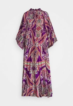 Fialové šaty s širokými rukávy, zdobené složitým paisley a geometrickým vzorem v několika barvách. Elastický výstřih a plisovaný design.