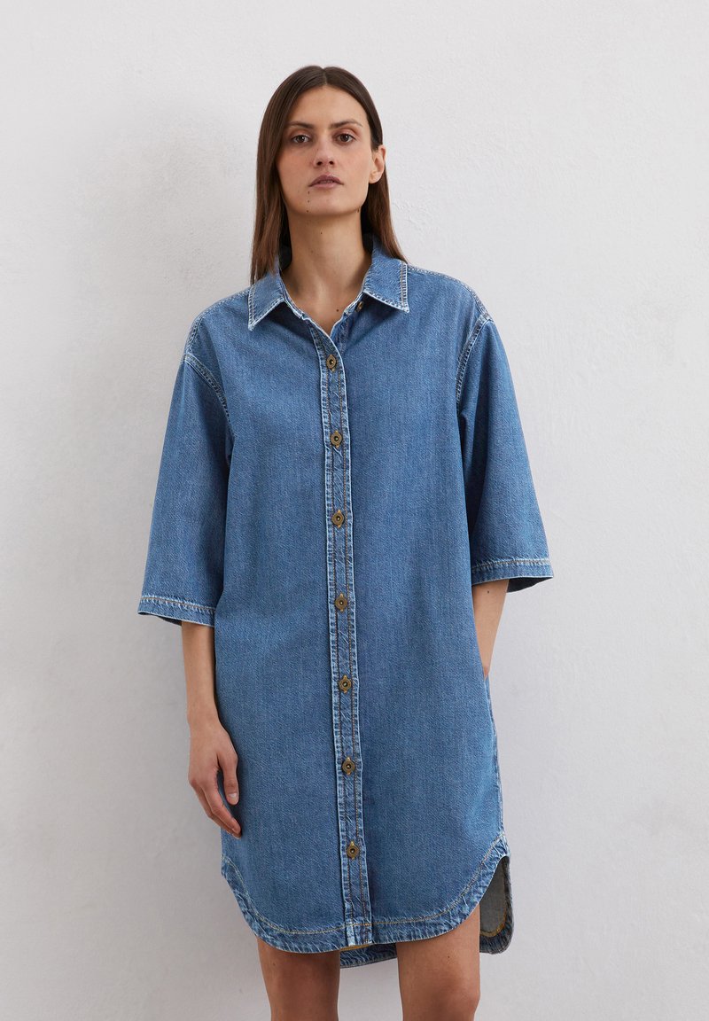 Denimhemdkleid, hellblau, lockere Passform, 3/4-Ärmel, durchgehende Knopfleiste, zwei Taschen, kontrastierende Nähte, abgerundeter Saum.