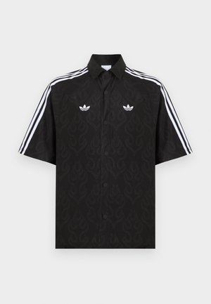 Chemise noire à manches courtes avec un motif subtil de flammes, logos trefoil Adidas blancs sur la poitrine et triples bandes blanches sur les manches.