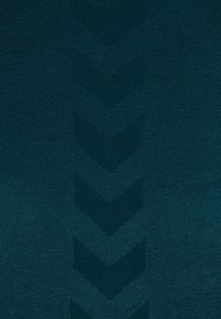 Teal gebreide stof met een subtiele chevronpatroon. Soepele textuur met een gemiddelde dikte, die lichte rek en flexibiliteit biedt.