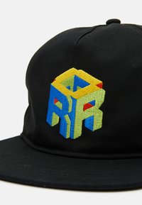 Svart caps med flerfarget brodert logo med blå, gul, grønn og rød elementer; strukturert design og flat skjerm.