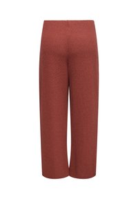 Κουκούτσι χρώματος σκουριάς, παντελόνι πλεκτό με φαρδιά μπάρα, ψηλή μέση και απαλό, υφασμένο ύφασμα, παρουσιάζεται σε λευκό φόντο.