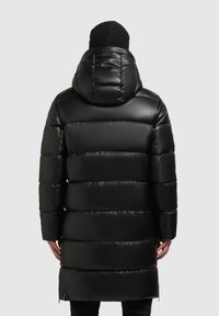 Cappotto puffo nero con finitura lucida, dotato di cappuccio, maniche lunghe e design sezionato. Texture liscia, taglio fino al ginocchio.