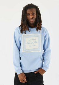 Hoodie azzurro chiaro con un design grafico centrale di colore crema con testo, tasca a marsupio e polsini e orlo a coste.