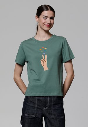 SPREAD LOVE - Print T-shirt - green bay