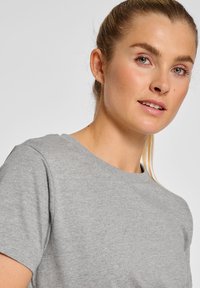 Grå bomulds t-shirt med rund halsudskæring og korte ærmer, med en glat tekstur og en afslappet pasform.
