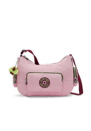 Zachte roze Kipling schoudertas met voorvak, groene ritsaccenten, bordeaux verstelbare schouderriem en een klein groen apen sleutelhanger.