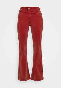 Pantalons flare en velours côtelé rouge avec taille haute, dotés d'un bouton en métal et de deux poches avant. Tissu texturé avec un motif côtelé vertical.