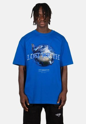 Blå bomulds t-shirt med grafisk print af Jorden, sommerfugle og teksten "LOST YOUTH." Korte ærmer, afslappet pasform, rund halsudskæring.