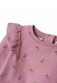 Maglione rosa chiaro con motivo floreale; presenta dettagli arricciati sulle spalle, colletto a costine e chiusura a pressione sul retro. Tessuto morbido.