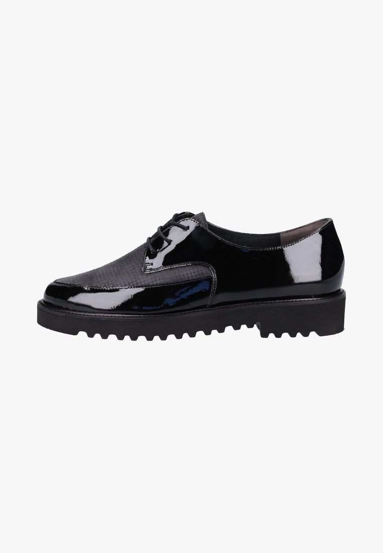 Chaussure en cuir verni noir à lacets avec un panneau avant texturé et une semelle épaisse à stries.