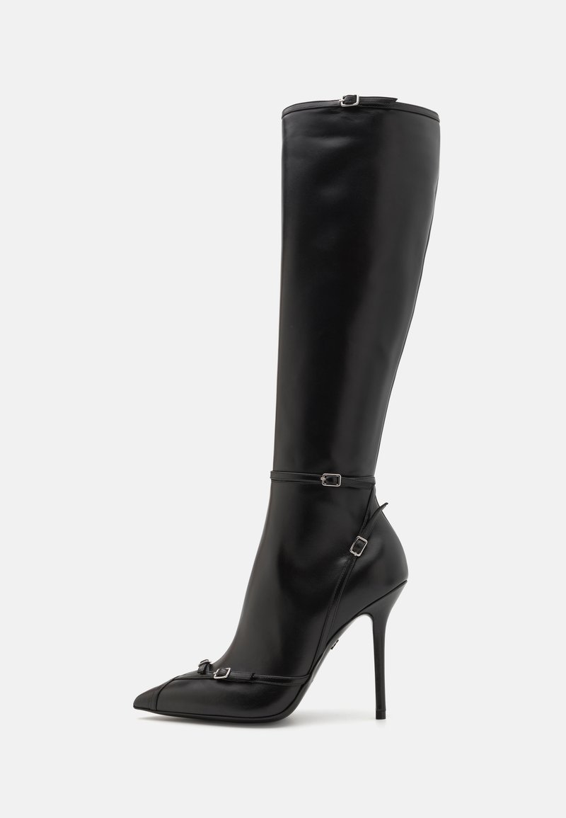 Botte stiletto en cuir noir haut avec un bout pointu, design jusqu'au genou, et accents en métal argenté comprenant des boucles ; texture lisse.