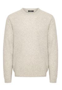 Svijetlosivi pulover napravljen od mekog materijala, s okruglim izrezom, dugim rukavima i glatkom teksturom bez vidljivih uzoraka ili akcenata.