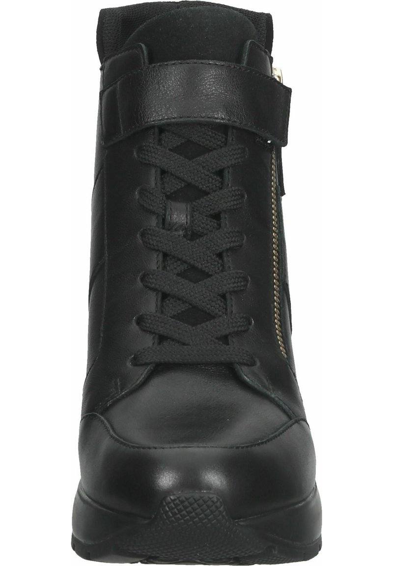 Baskets montantes en cuir noir avec lacets, une sangle Velcro et une fermeture éclair sur le côté. Semelle en caoutchouc texturée avec un motif de grip.