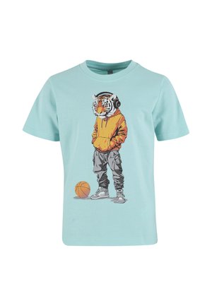Lyseblå t-shirt med en tigerhovedet figur iført en orange hættetrøje, grå bukser, høretelefoner, stående ved siden af en basketball.