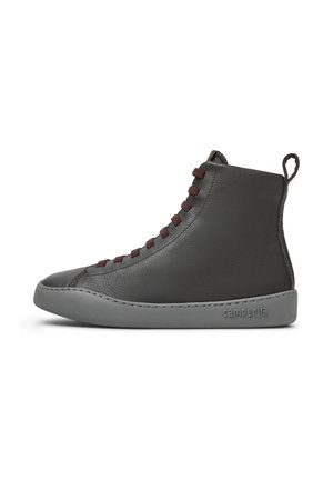 Baskets montantes en cuir noir avec des lacets rouge foncé, une semelle en caoutchouc grise et une languette au talon, vue latérale.