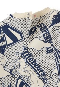 Mono de tela crema con gráficos de estilo cómic en azul marino que presentan superhéroes, puntos y texto. Cuello acanalado con cierre a presión.