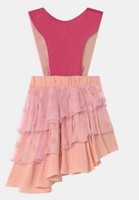 Robe rose et pêche avec un haut en maille texturée, jupe à volants superposés en tulle à pois et ourlet asymétrique.