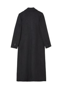 Lungo cappotto di lana nera con taglio dritto, colletto a rever e polsini con bottoni. Presenta due tasche laterali e una fessura sul retro.